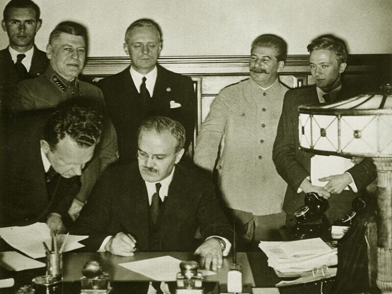 Obrázek článku Pakt Ribbentrop–Molotov 1939: spojenectví nepřátel